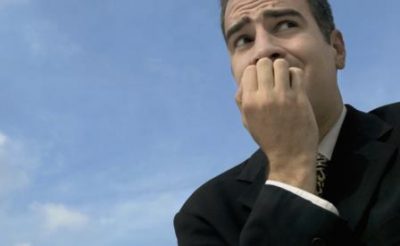 Мужчина нервничает